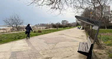 Stire din Social : Cartier ”exclusivist”, infrastructură la mâna a doua. Promenada din Faleză Nord, puternic degradată