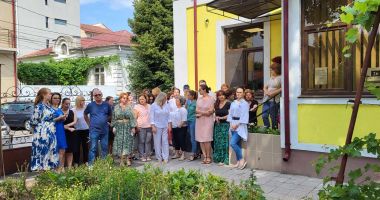 Angajații Casei de Asigurări de Sănătate şi-au strigat nemulţumirile, în stradă. „Avem salarii nemajorate de șase ani!”