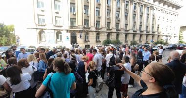 Stomatologii au lăsat jos frezele dentare şi au ieşit în stradă. "Vrem o altă conducere!" - 2