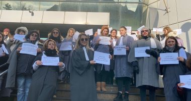 Stire din Eveniment : Grefierii de la Curtea de Apel au ieșit în stradă. ”Muncim pe datorie, rușine să vă fie!”
