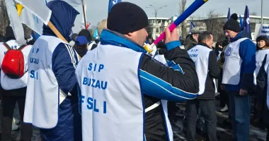 Stire din Cultură-Educație : „Praf în ochi”. Protestul profesorilor din Piața Victoriei, contestat chiar de dascăli