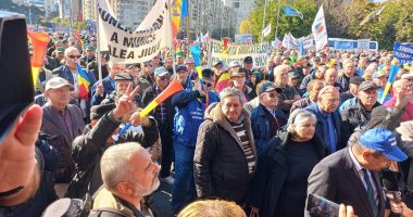 Stire din Eveniment : Rezerviștii militari au ieșit în stradă, de Ziua Armatei Române: "Le ordonăm angajaților noștri să respecte Constituția"