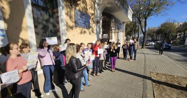 Proteste în lanț la Sănătate. Angajaţii CJAS Constanţa reiau activitatea, dar ies în stradă farmaciștii - 2