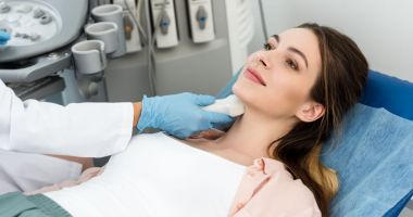 Stire din Sănătate : Puncția tiroidiană cu ac fin poate depista dacă nodulii sunt cancerigeni sau nu
