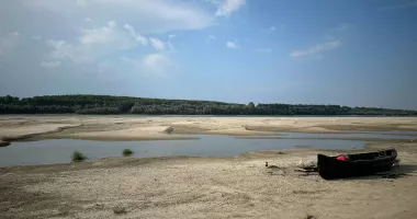 Imagini apocaliptice la Rasova! Nivelul Dunării a scăzut dramatic, convoaiele de barje, în pericol