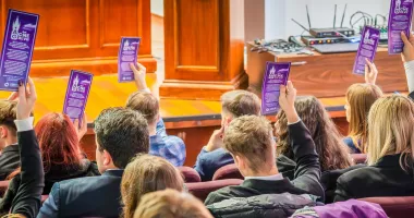 Stire din Cultură-Educație : „Mulțumiți-vă cu sărăcia!”. Elevii reacționează dur la bugetul educației pe 2026