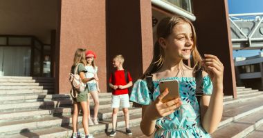 Fiţe printre elevi! Hainele și telefoanele scumpe, "rechizitele" preferate la început de an școlar. "M-au secat de bani" - 2