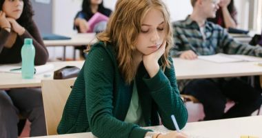 Stire din Cultură-Educație : Când ai frate geamăn mai deștept, ajungi de la comerț la mate-info. Răsturnări de situație la redistribuirea în clasa a IX-a