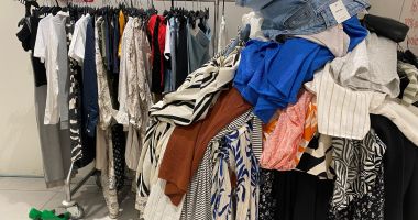 Haosul reducerilor în mall-uri! „Este nesimțire să-ți lași transpirația și fondul de ten pe hainele probate!” - 2