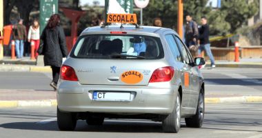 Stire din Eveniment : Tinerii șoferi ar putea scăpa de reevaluarea teoretică. „Sunt în total dezacord cu acest proiect de lege”