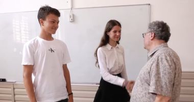 Lacrimi de tristețe, dar și de bucurie! Peste 300 de elevi nu au prins loc la liceu. Doi tineri, admişi cu nota 10 - 3