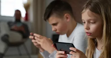 Stire din Cultură-Educație : Pericol major pentru elevi! Social media, comparată cu alcoolul și jocurile de noroc