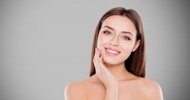 Stire din Sănătate : Peelingul chimic, o soluție de a scăpa de riduri și pete