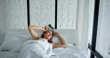 Stire din Sănătate : De ce vă simțiți rigizi dimineața. Ce trebuie să știți despre redoarea articulară