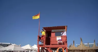 Steagurile arborate, codul oficial de comunicare al salvamarilor. „Se trăgeau unul pe altul la fund“ - 3