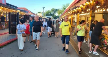 Satul de Vacanță din Constanța, ziua aproape pustiu, seara plin de viață