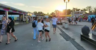 Satul de Vacanță din Constanța, ziua aproape pustiu, seara plin de viață - 2