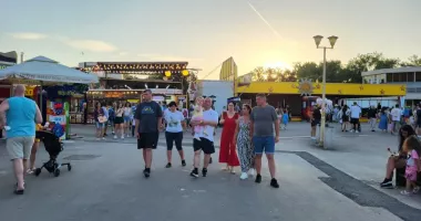 Satul de Vacanță din Constanța, ziua aproape pustiu, seara plin de viață - 3