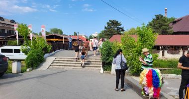 Satul de Vacanţă, scump şi "zugrăvit" în nuanţe terne, la început de sezon estival - 6