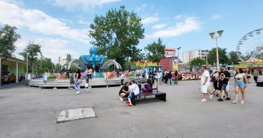 Satul de Vacanţă, scump şi "zugrăvit" în nuanţe terne, la început de sezon estival - 2