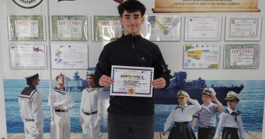 Stire din Cultură-Educație : Adrian-Gabriel Micu, elevul Școlii 18 care și-a pus visul în pantofii de alergare