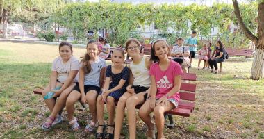 Stire din Cultură-Educație : Departe de tehnologie, sute de copii au participat la școli de vară în parohiile constănțene