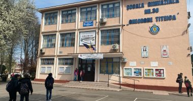 Stire din Social : Reacția părinților la neregulile găsite de Protecția Consumatorilor la Școala nr. 30. „Sunt cusute cu ață albă!”