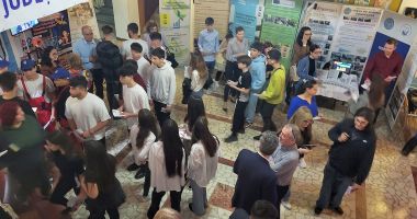 Stire din Cultură-Educație : Fudulia codașului.  Deși a picat cu media 2 admiterea în liceu, nu-și dorește profesionala