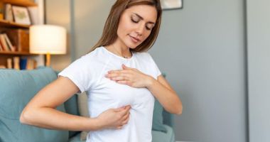 Stire din Sănătate : Tulburările hormonale pot declanșa, uneori, secreții la nivelul sânilor