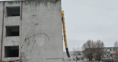 Renovare cu probleme la Școala 24! Locatarii se plâng de praful care le intră în case și acoperă mașinile - 3