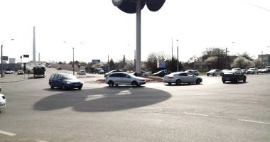 Reguli noi în sensul giratoriu: gata cu "tăiat fața" altor șoferi, fără a semnaliza! - 2