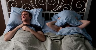 Stire din Sănătate : Vă deranjează sforăitul partenerului? Aflați ce puteți face pentru a recăpăta liniștea nopților