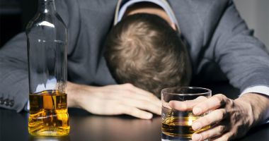 Stire din Sănătate : Dependența de alcool nu afectează doar sănătatea, ci și aspectele sociale