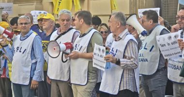 Stire din Cultură-Educație : Sindicatele din Educație amenință cu boicotul. ”Nu va avea loc niciun fel de festivitate de începere a anului școlar”