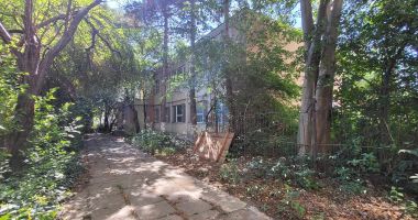 Nepăsare totală la CJC! Fosta clinică de la Abator, casă de vacanţă pentru boschetarii din zonă - 2