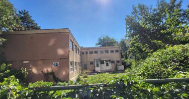 Nepăsare totală la CJC! Fosta clinică de la Abator, casă de vacanţă pentru boschetarii din zonă - 5