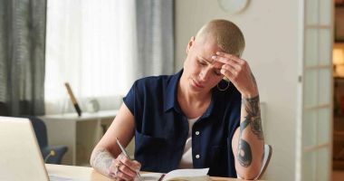 Stire din Sănătate : Statul pe scaun pentru mai multe ore la rând vine cu neplăceri pentru sănătate
