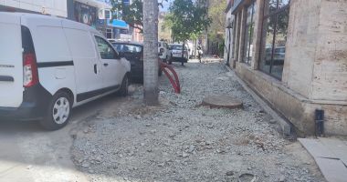 Șantierul din centrul Constanței a acaparat noi trotuare. Pietonii își rup picioarele prin piatră și moloz! - 6