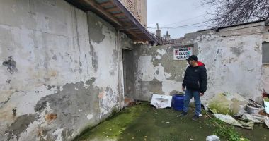 Stire din Social : Surdo-muţii, "îngropaţi" în igrasie. "Oamenii nu vor să mai vină la sediu. Le este teamă să nu se îmbolnăvească"