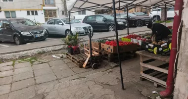 Stire din Eveniment : Traseul mărfii confiscate de Poliția Locală stârnește revoltă în Piața Brotăcei