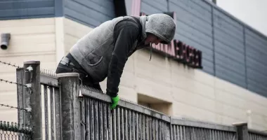 Bătrână de 90 de ani, tâlhărită în propria locuință. Agresorul a fost condamnat la închisoare