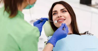 Stire din Sănătate : Tartrul dentar, inamicul tăcut care te poate face să îți pierzi dinții