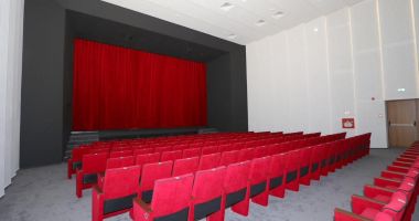 Stire din Cultură-Educație : Doar atât merită constănțenii? Sala Teatrului de Stat, replica unui cămin cultural
