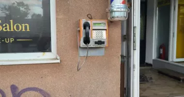 Uitate pe pereți, dar căutate de colecționari. Ultimele telefoane publice din Constanța, la mare căutare - 2