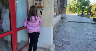 Stire din Social : Uitate pe pereți, dar căutate de colecționari. Ultimele telefoane publice din Constanța, la mare căutare