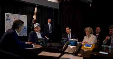 Stire din Actualitate : Tensiuni maxime în Orientul Mijlociu. Donald Trump ameninţă Iranul cu „o forţă nemaiîntâlnită”