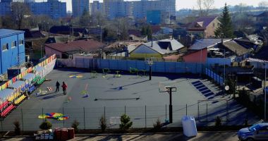 Stire din Cultură-Educație : Noul teren de sport multifuncțional al Centrului "Maria Montessori", inaugurat în prezența trupelor Cargo și Bosquito