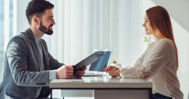 Stire din Social : Tinerii vin cu pretenții nerealiste la angajare. Nu pun în balanță experiența cu salariul