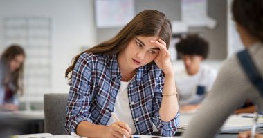 Stire din Cultură-Educație : Panică printre candidaţii de la titularizare! "Șase ore de stat în sală, la 50 de grade. Nu sunt în toate mințile!"