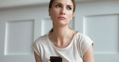Telefonul nu are ce căuta în baie. Motivele pentru care acest obicei trebuie evitat